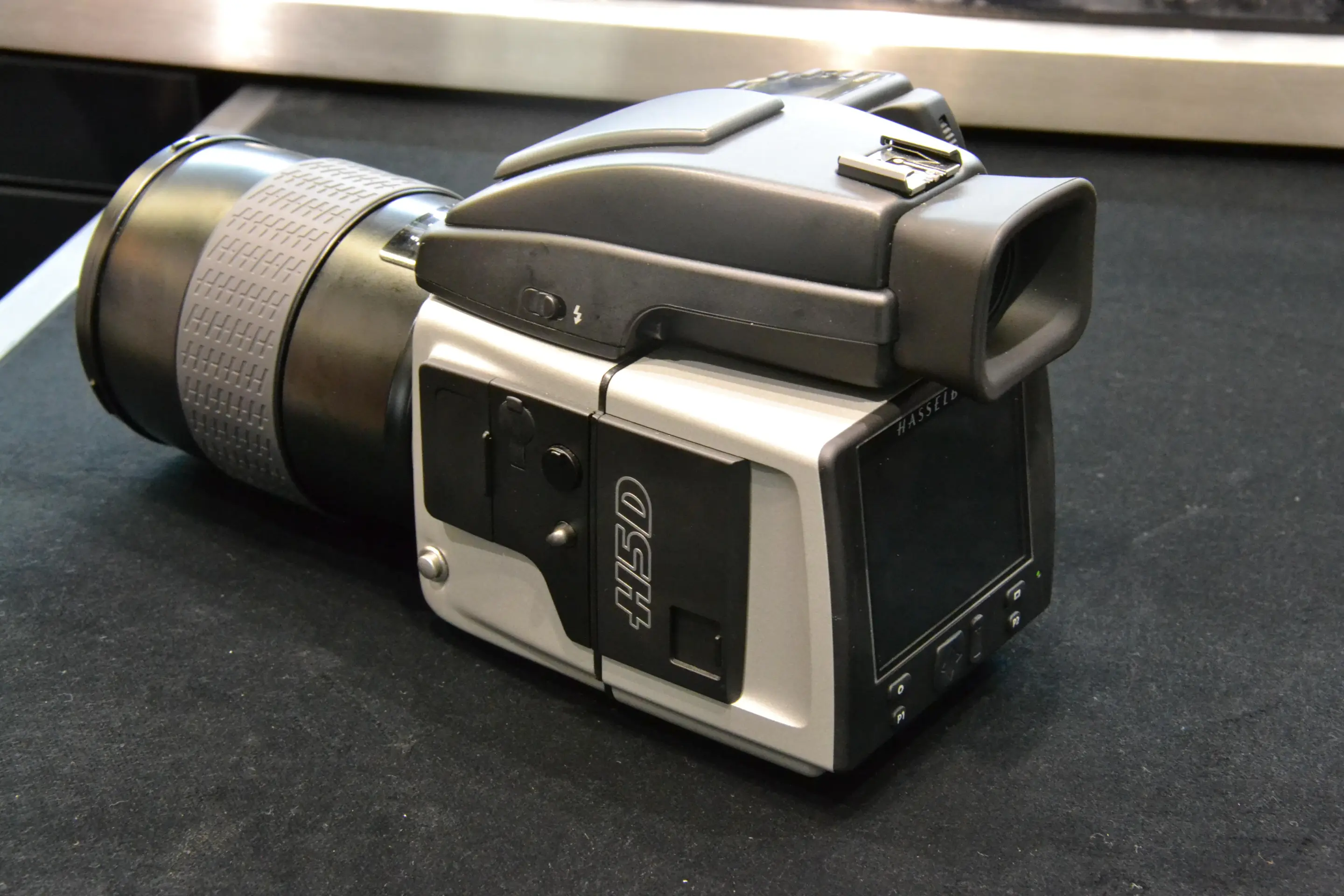 The built-in electronic spirit level can now be used when connected to a computer (Photo: Paul Ridden/Gizmag)
