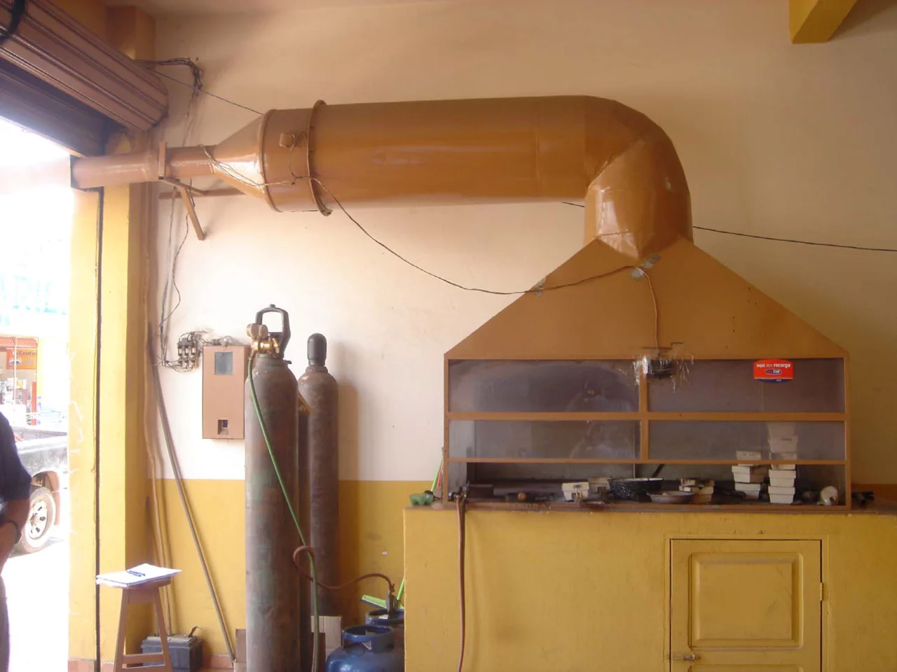 A fume hood for collecting airborne mercury