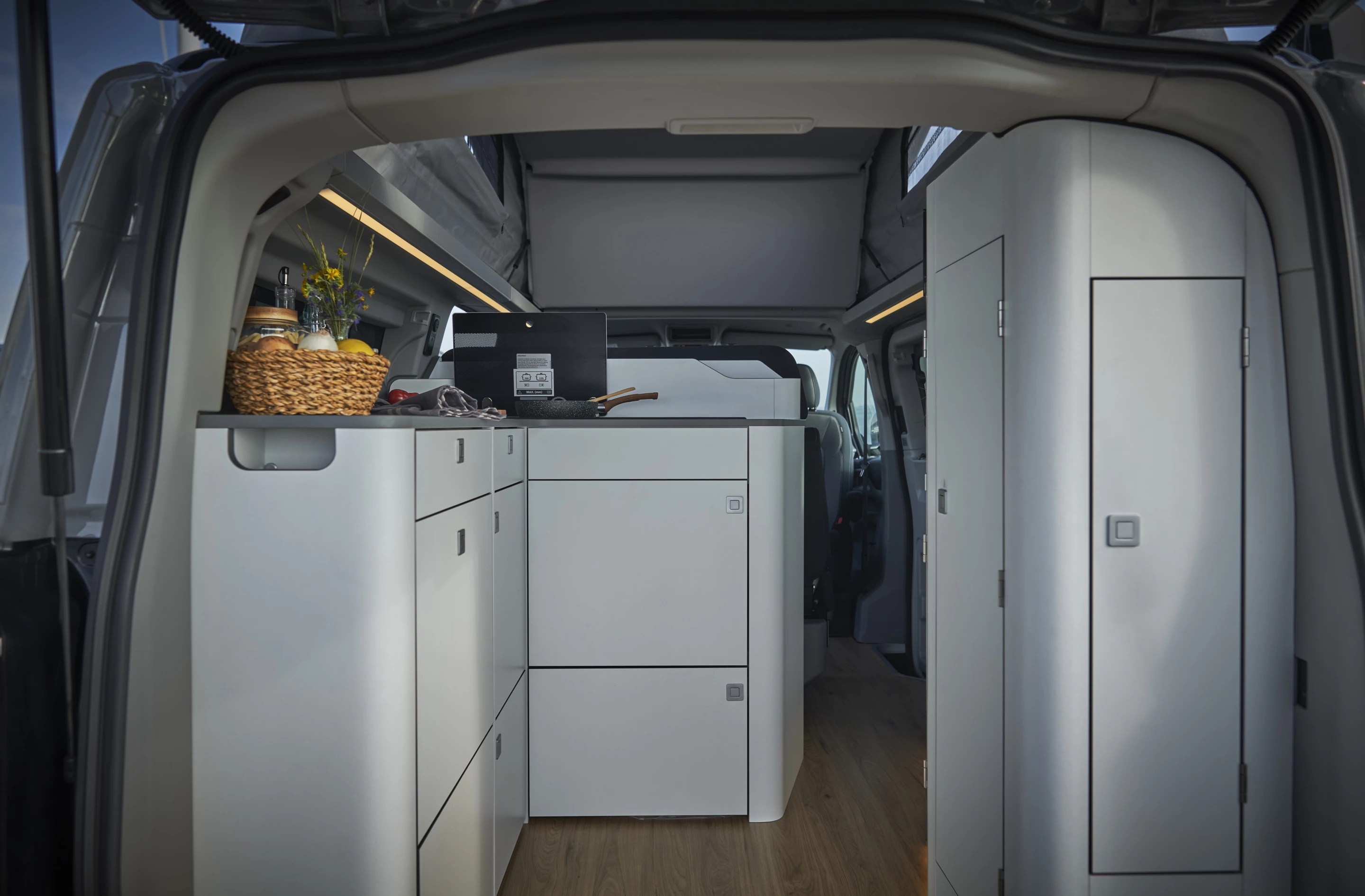Those who don't want the rear toilet can still benefit from a long-wheelbase Nugget model, gaining 85 liters of kitchen storage on one side and 200 liters of added wardrobe storage on the other