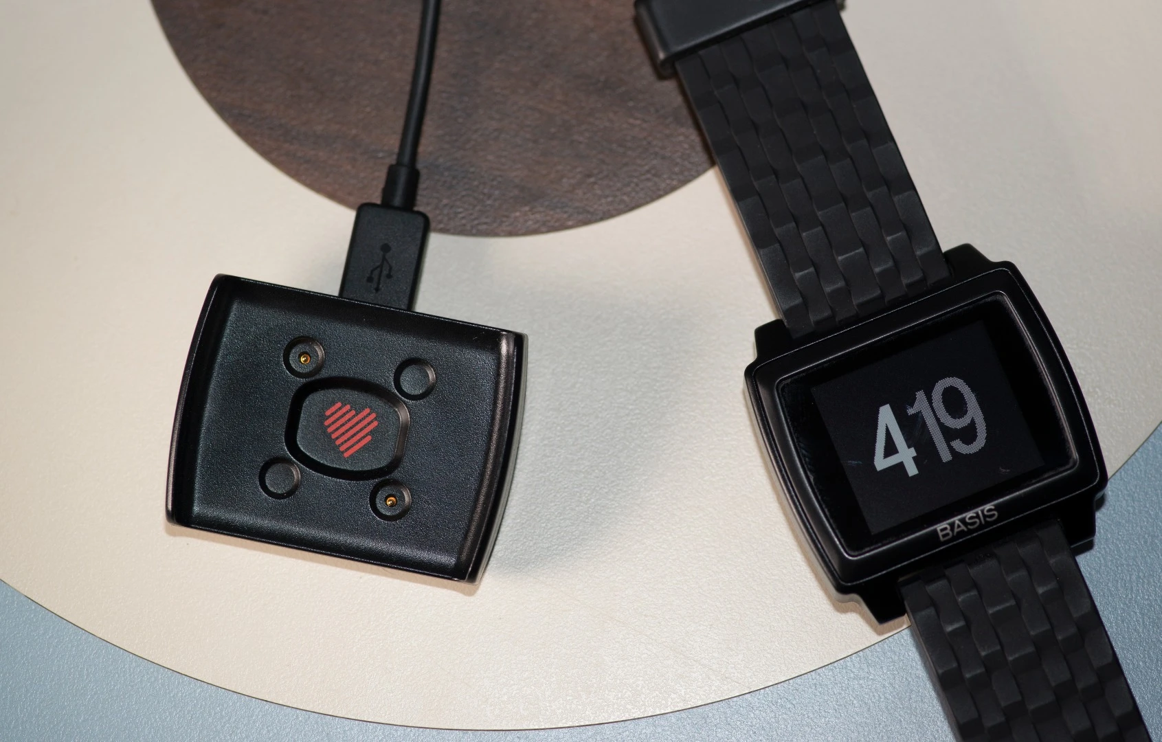 The magnetic USB charging cradle with the Basis Peak fitness tracker (Photo: Simon Crisp/Gizmag.com)