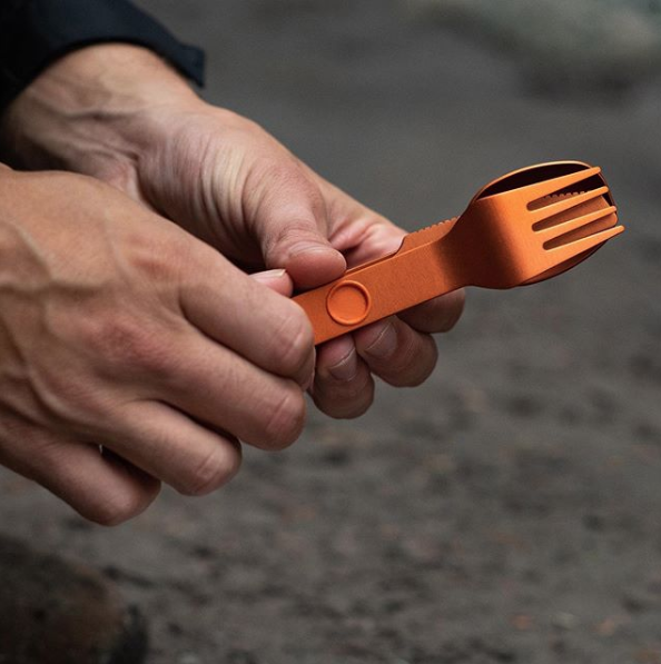 Embedded at two points along the handles of the knife, fork and spoon are magnets and male/female connector points