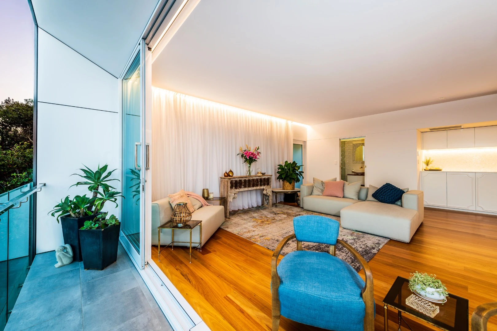 North Avoca Studio's sliding doors open up to a balcony area