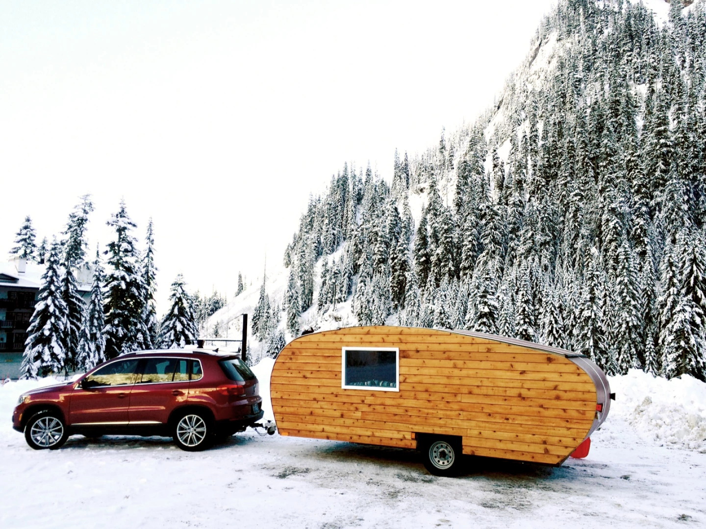 Timber-clad teardrop trailer chases the sun