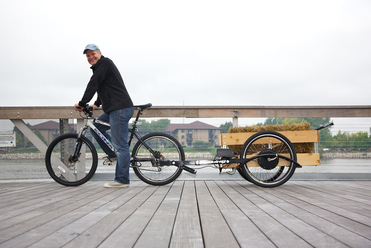 Modular, electric bike trailer provides strainfree haulage