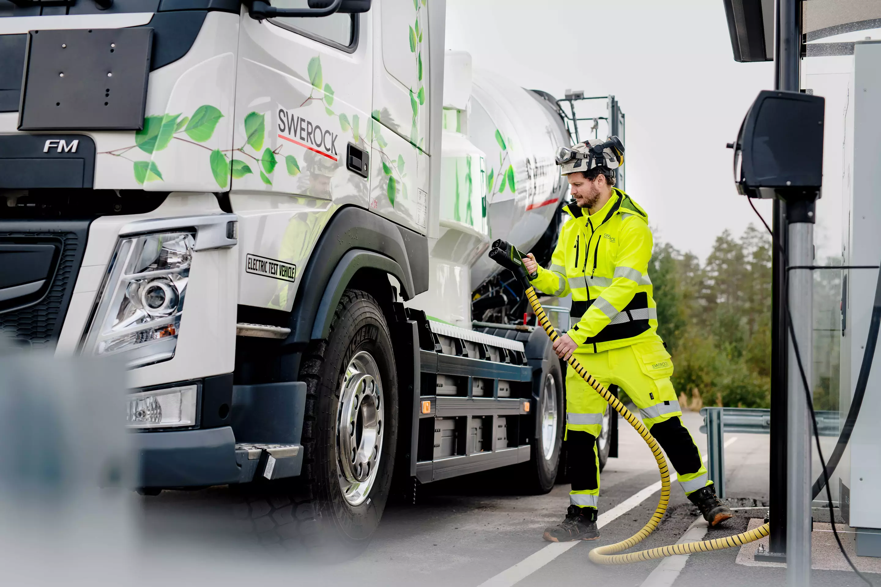 A per charge range of up to 300 km is available from vehicles in the complete electric heavy duty truck fleet