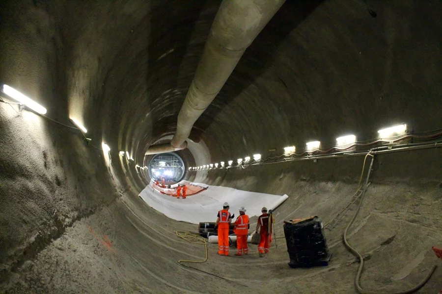 Looking along on the of the two Crossrail tunnels at Farringdon (Photo: Stu Robarts/Gizmag)