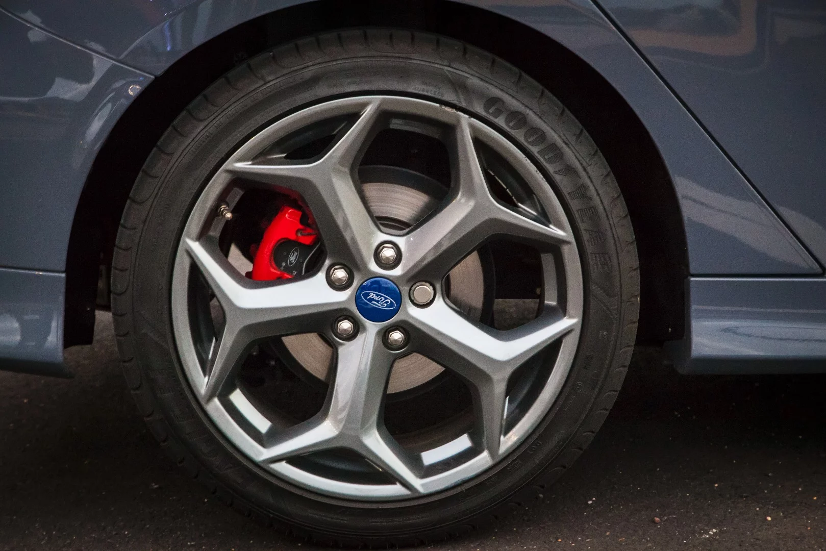 Ford hasn't changed the design of its snowflake alloy wheels all that much since the last generation ST, but they still look fantastic