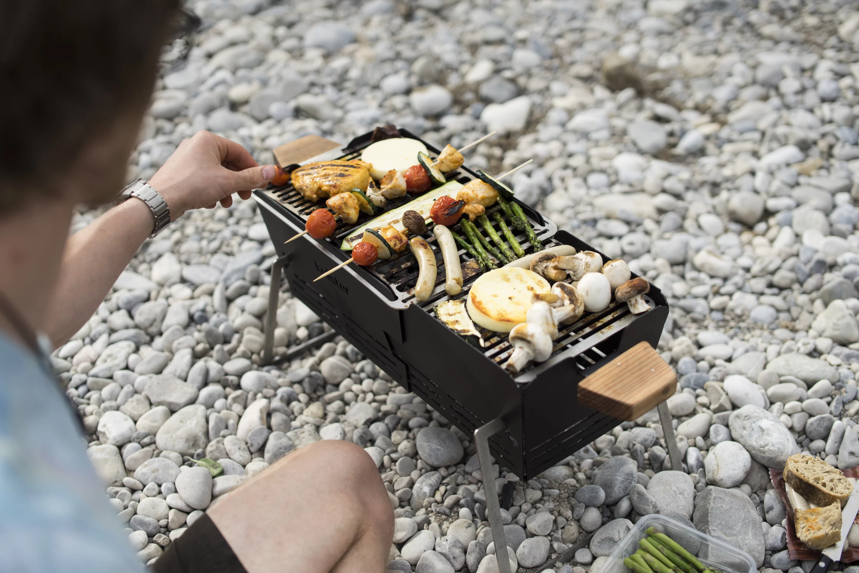 The two sliding halves of the Knister Grill's body can be pulled apart from one another, doubling its length