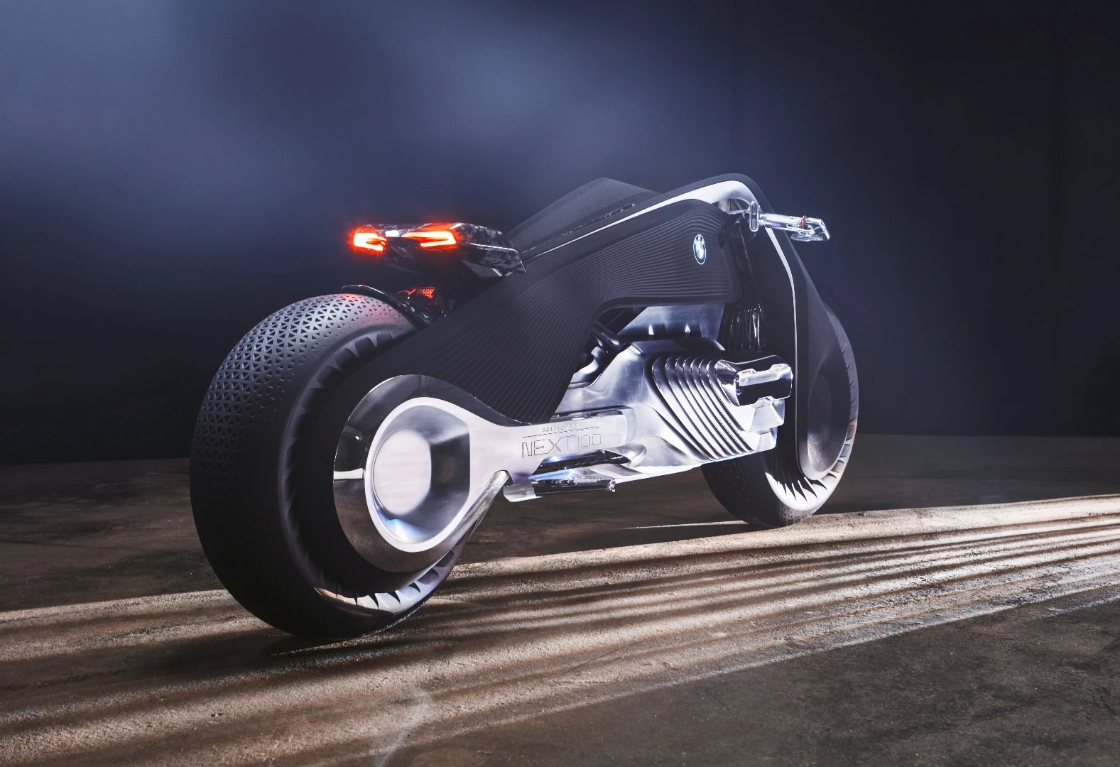 Although the engine cover appears to be over a boxer-style engine, in reality it’s a zero-emissions powertrain