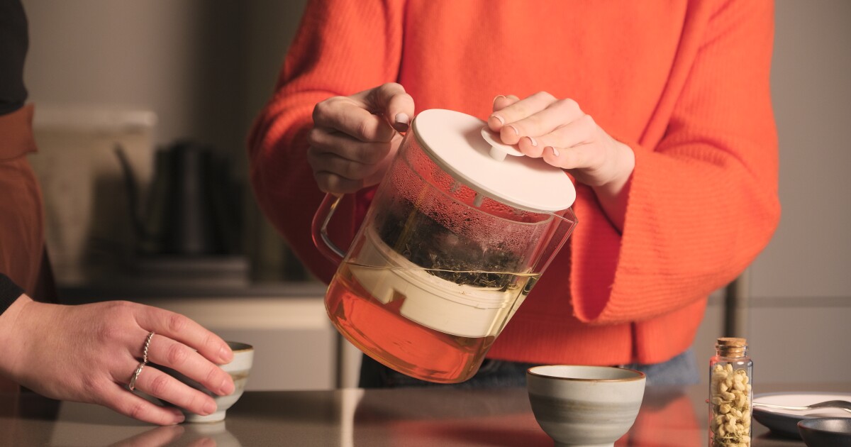 Ingenious unpowered teapot automatically pulls the leaves from the tea