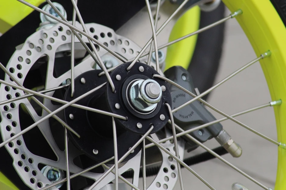 Each of the three wheels has hydraulic disc braking