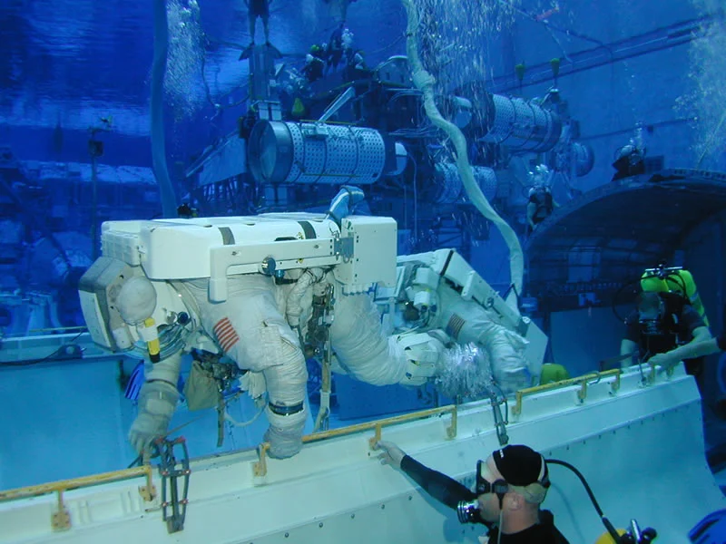 An astronaut undergoes egress training in the NBL