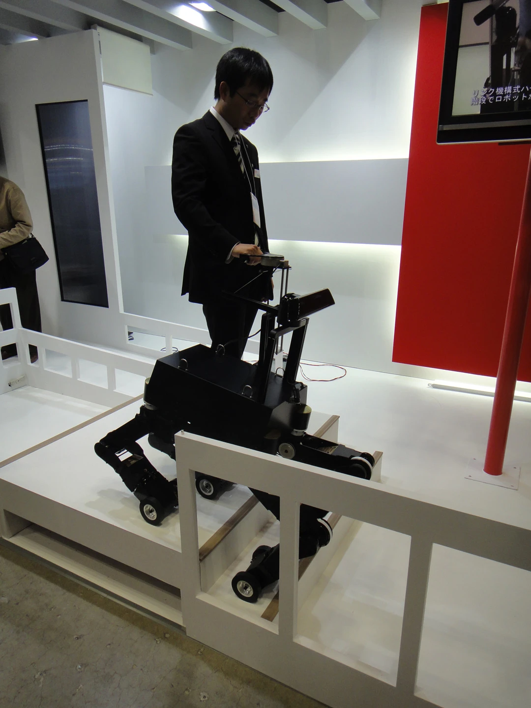 The NSK robot guide dog descends stairs(Image: DigInfo)
