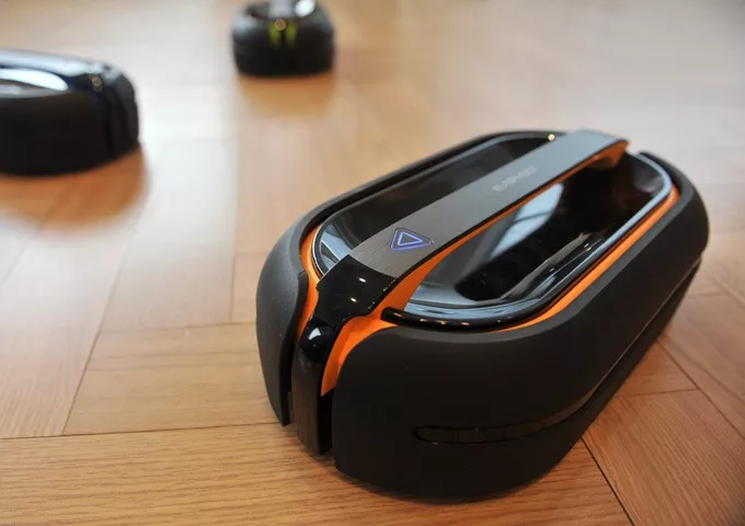 The Everybot RS700 mopping robot is currently the subject of a Kickstarter campaign