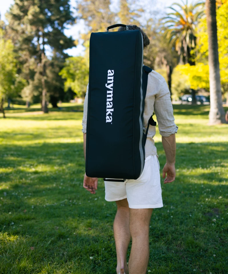The carry bag works as a shoulder bag or backpack for flexible transport