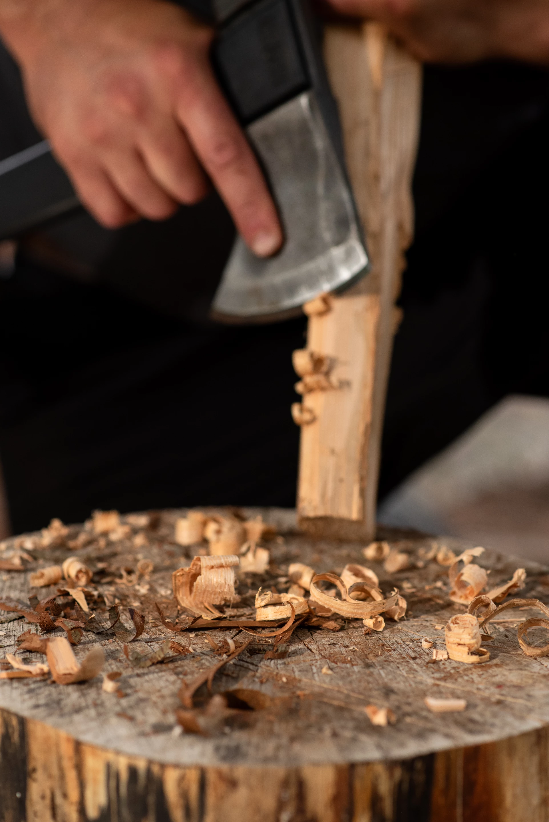 In hatchet mode, the ADK26 can be used to carve