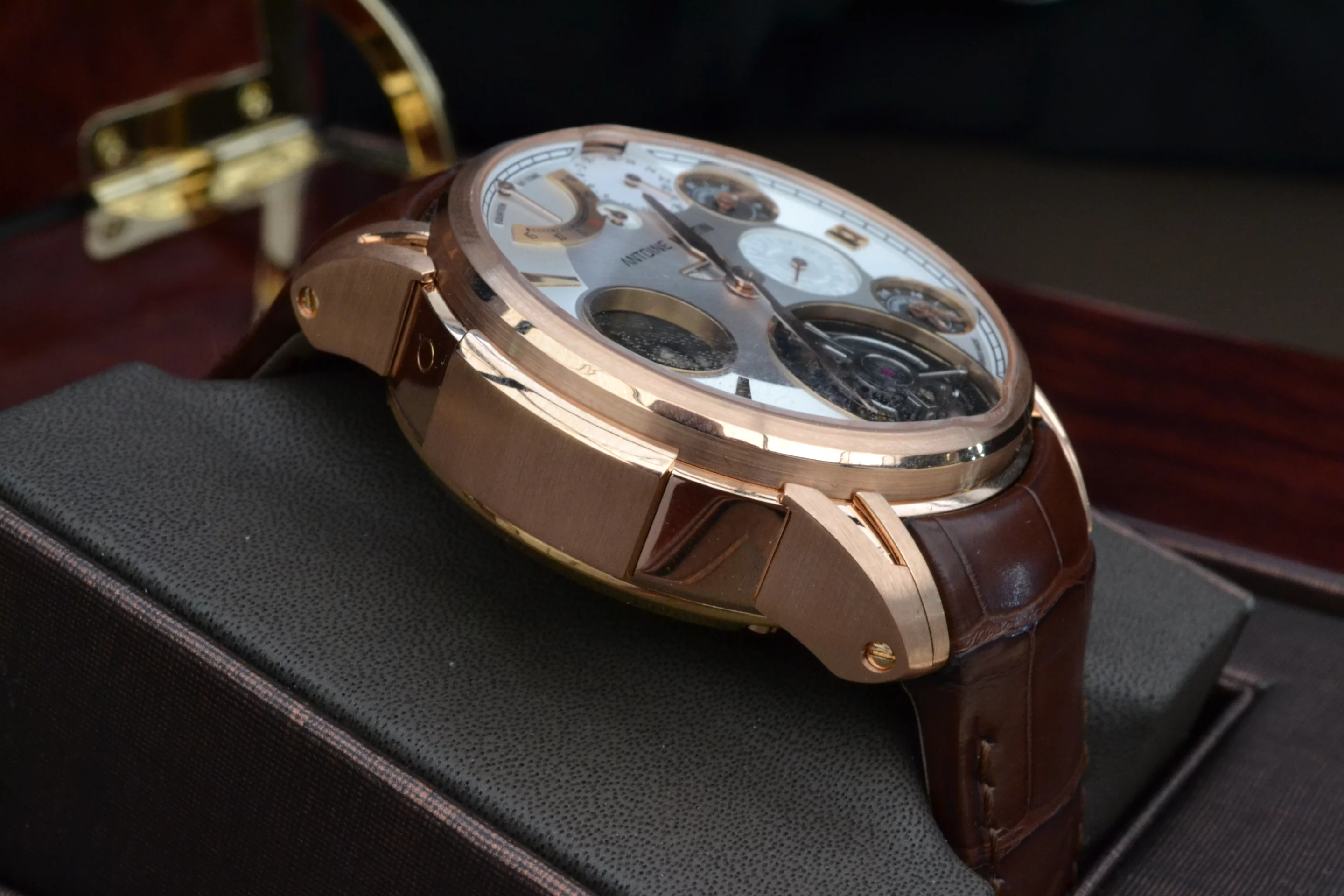 The Tourbillon Astronomique has a 58-jewel movement