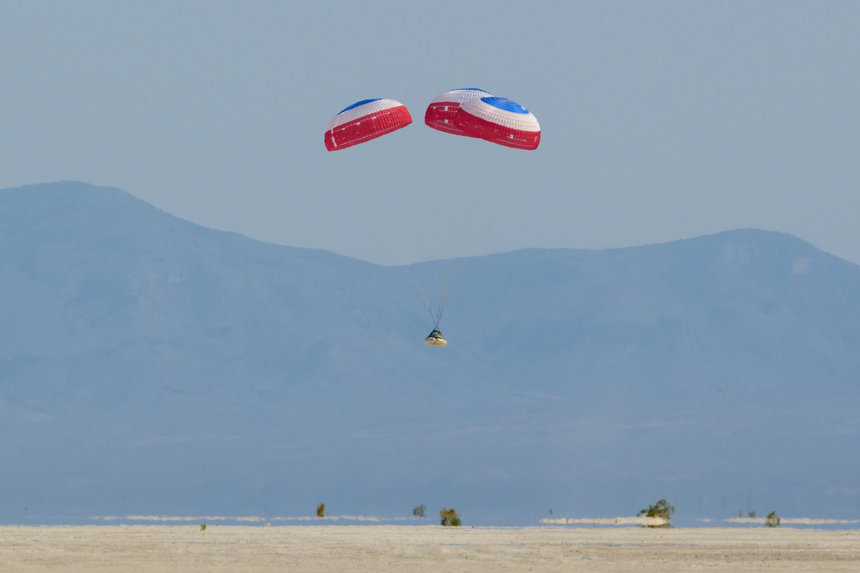Starliner parachutes down in New Mexico
