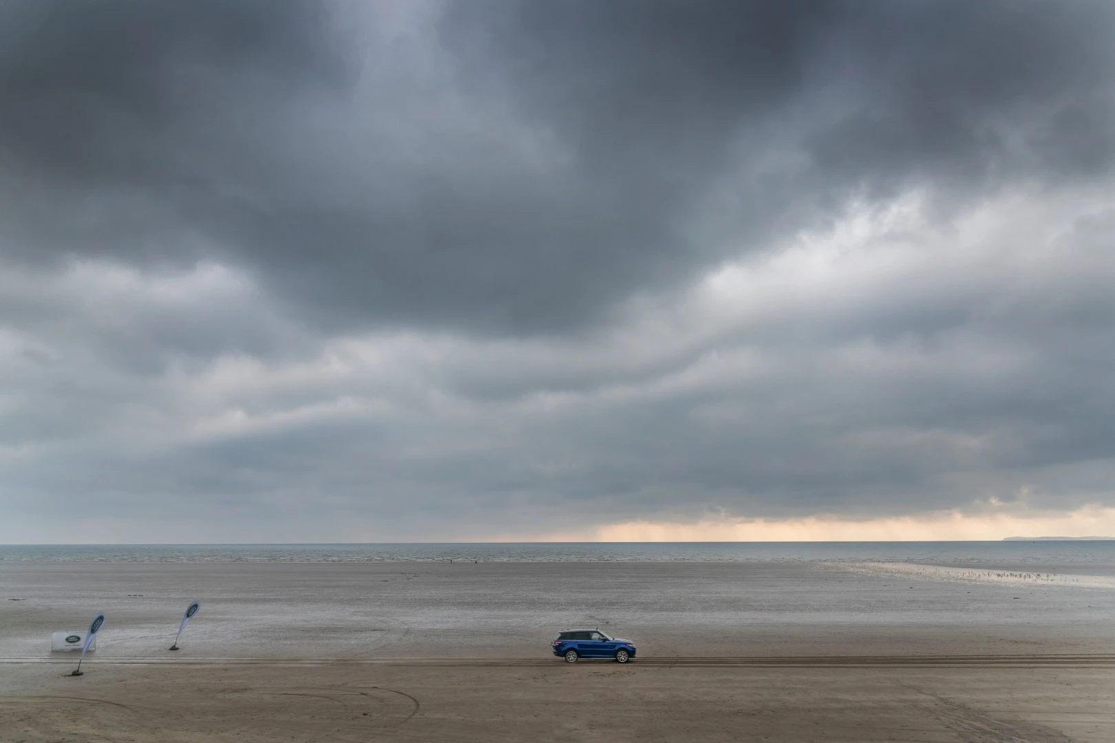 Range Rover Sport SVR sand acceleration testing