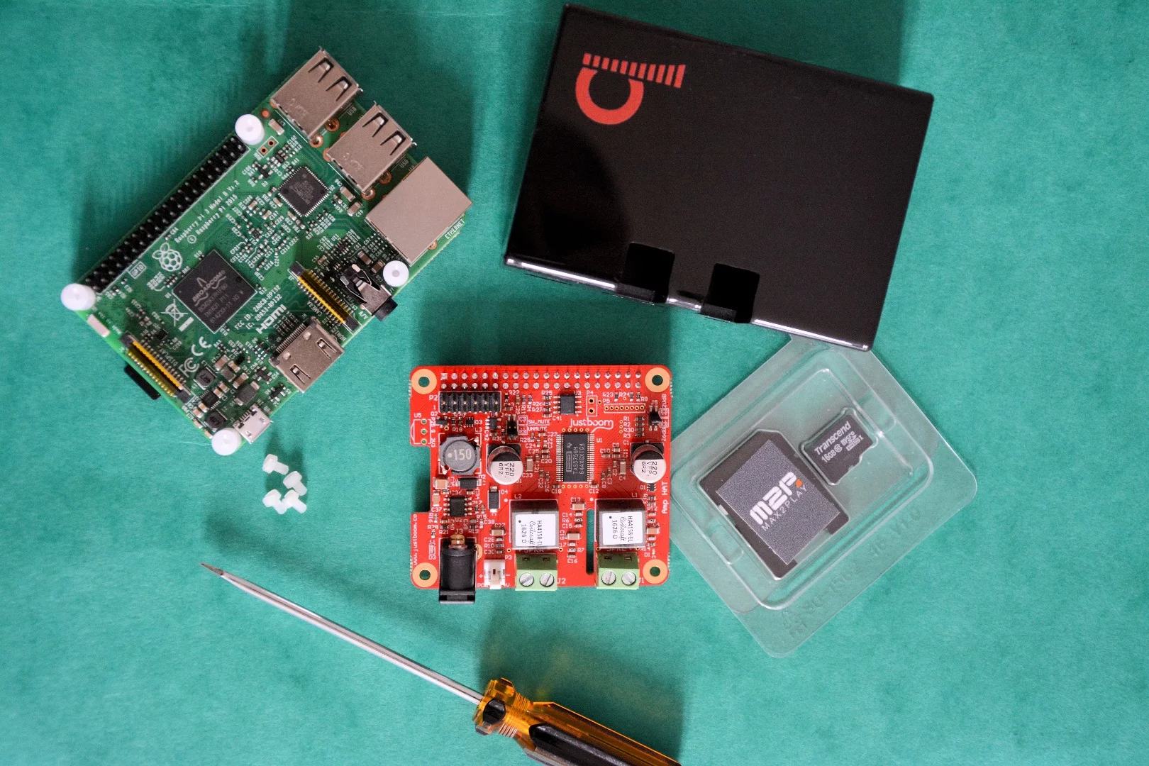 New Atlas was sent an Amp HAT kit to try, which includes a Raspberry Pi 3 Model B, the Amp HAT, a plastic case and mounting tubes/screws, and a microSD card containing a Max2Play OS image