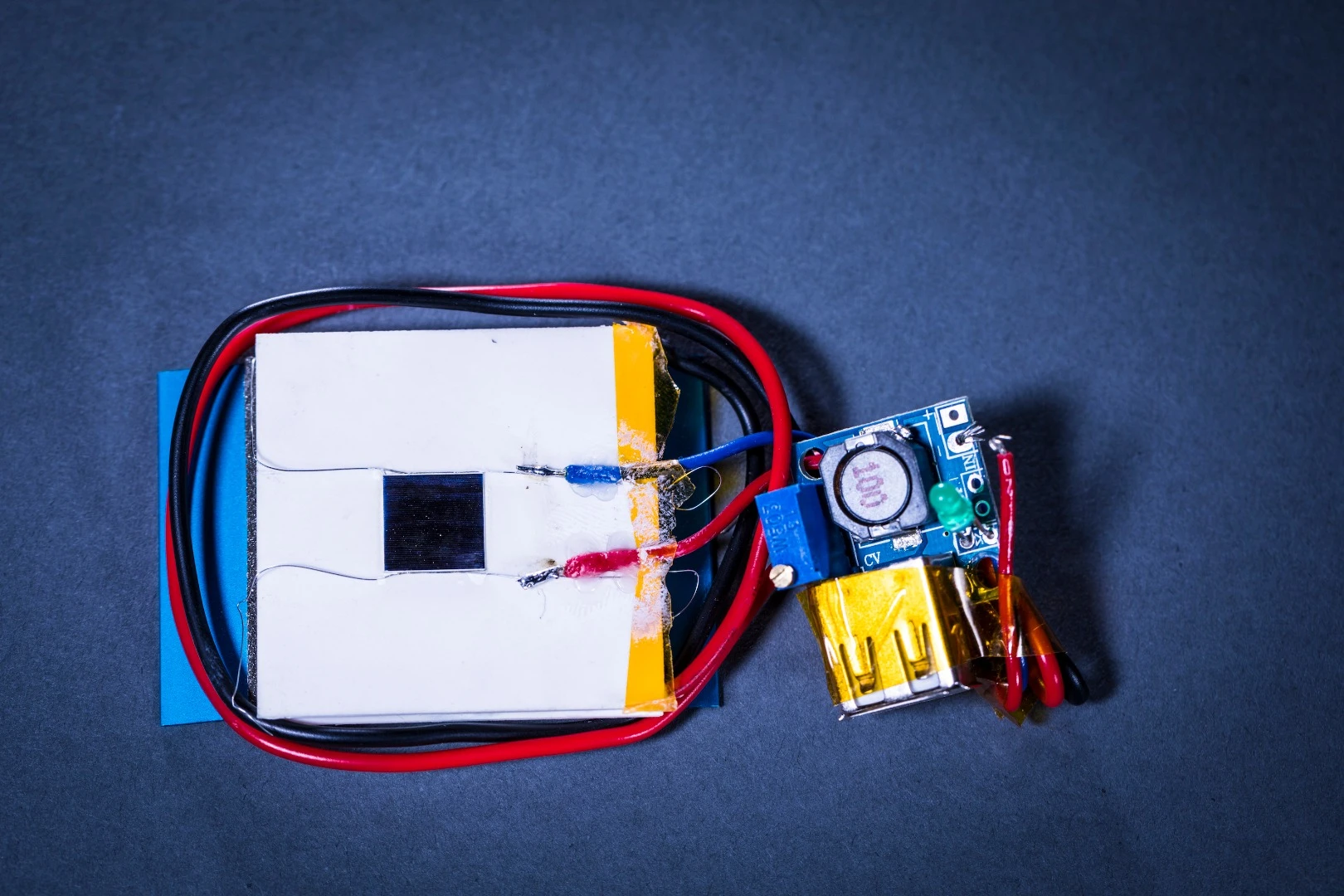The prototype heat sink, made up of a photovoltaic cell, a thermoelectric generator (white) and an aluminum heat sink underneath