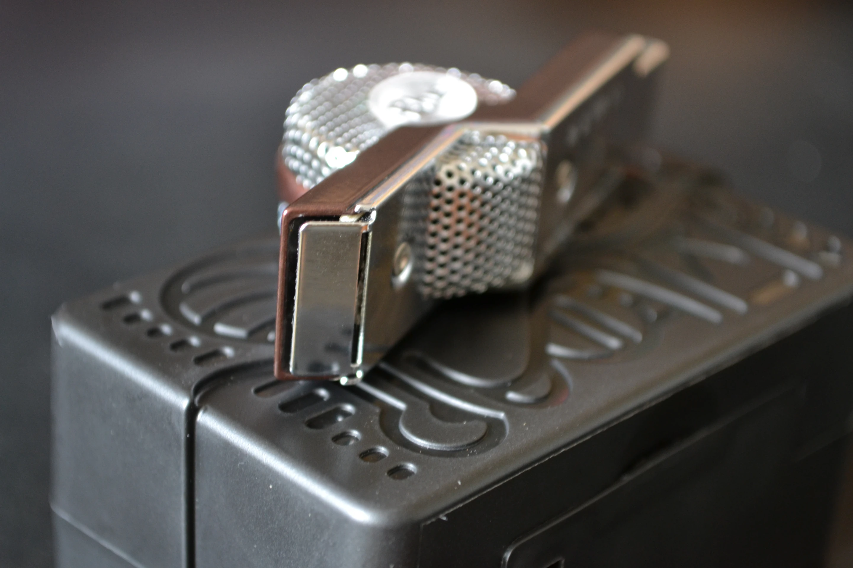 Different recording modes are selected via the spring steel flap on the end of the device, which activates a momentary push-button to change mode