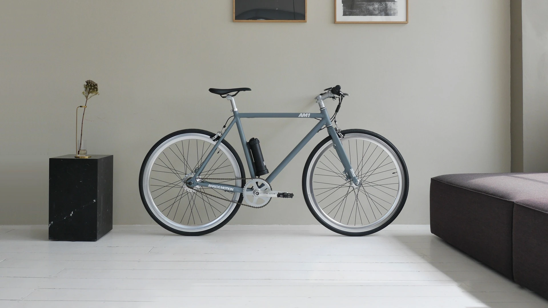 The AM1 e-bike has a 24 V Samsung battery unit in water-resistant housing that sits to the bottom of the seat tube