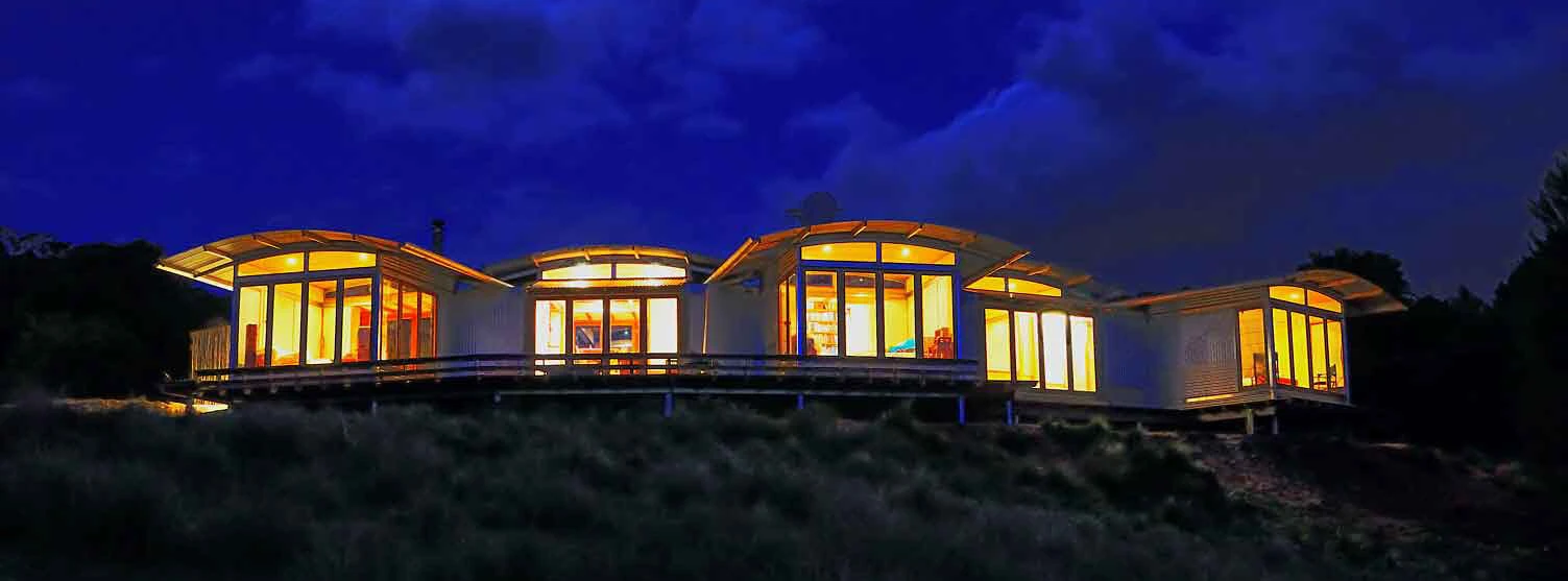 Ecoshelta by night