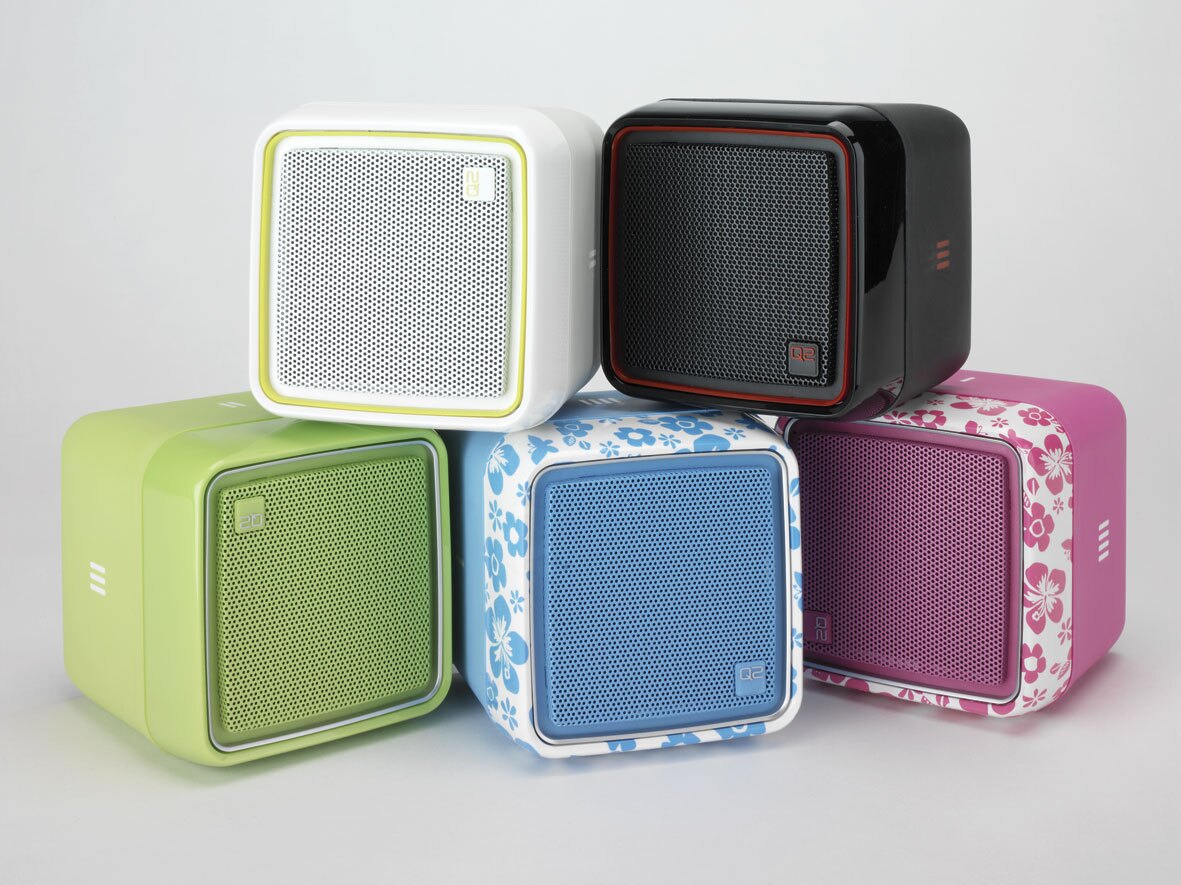 The Q2 is available in five different colors and benefits from 802.11b/g Wi-Fi to connect with an existing wireless broadband network
