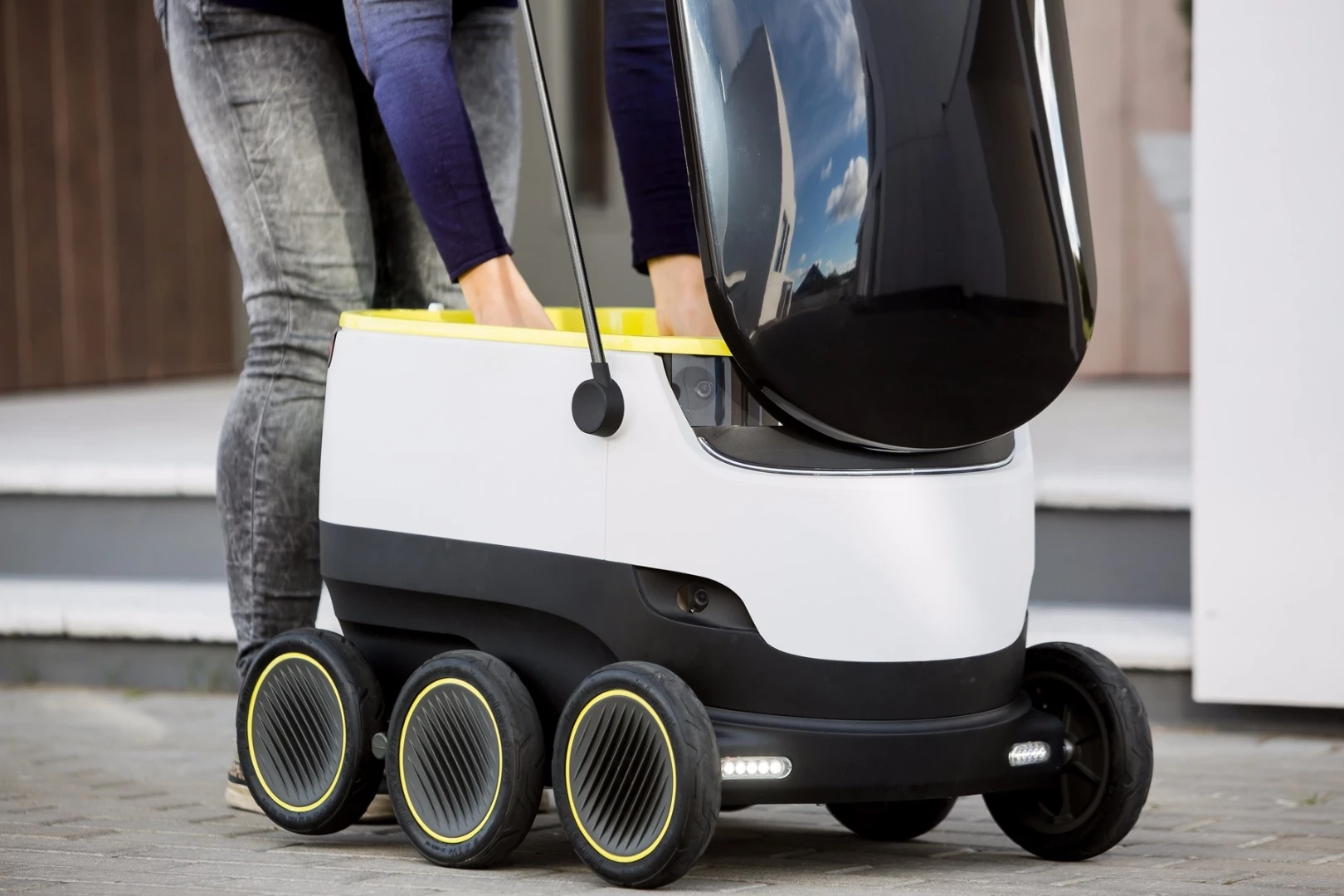 The customer will be given a unique PIN code with which to access the lid of the robot and take their goods