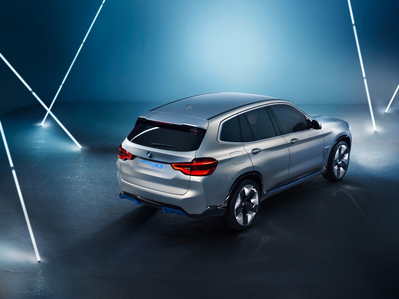 Contemporary to the current X3 production model, the Concept iX3 has a few differences without changing overall design