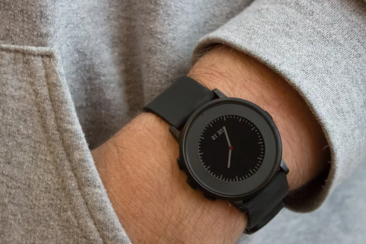 Gizmag reviews Pebble Time Round, a razor-thin smartwatch that costs too much