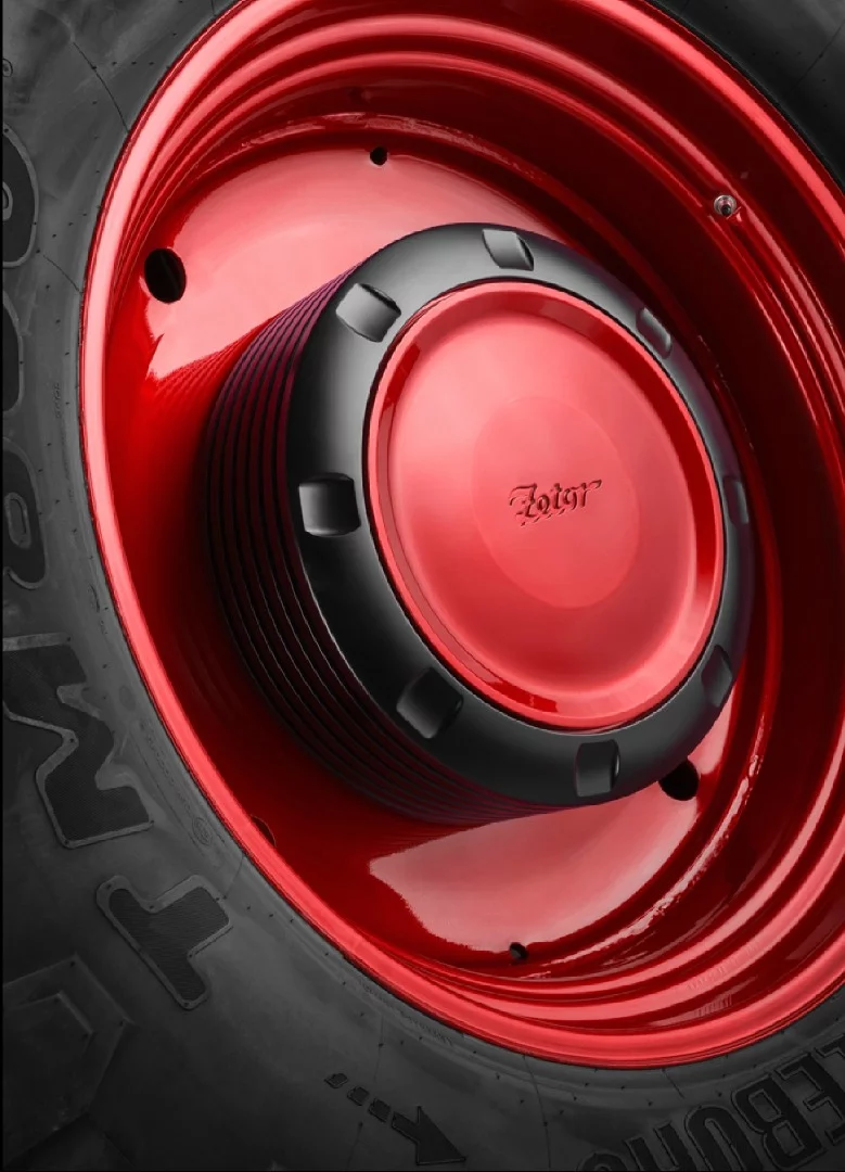Concept Zetor by Pininfarina: fancy hubcaps. And check out the size of those rims.