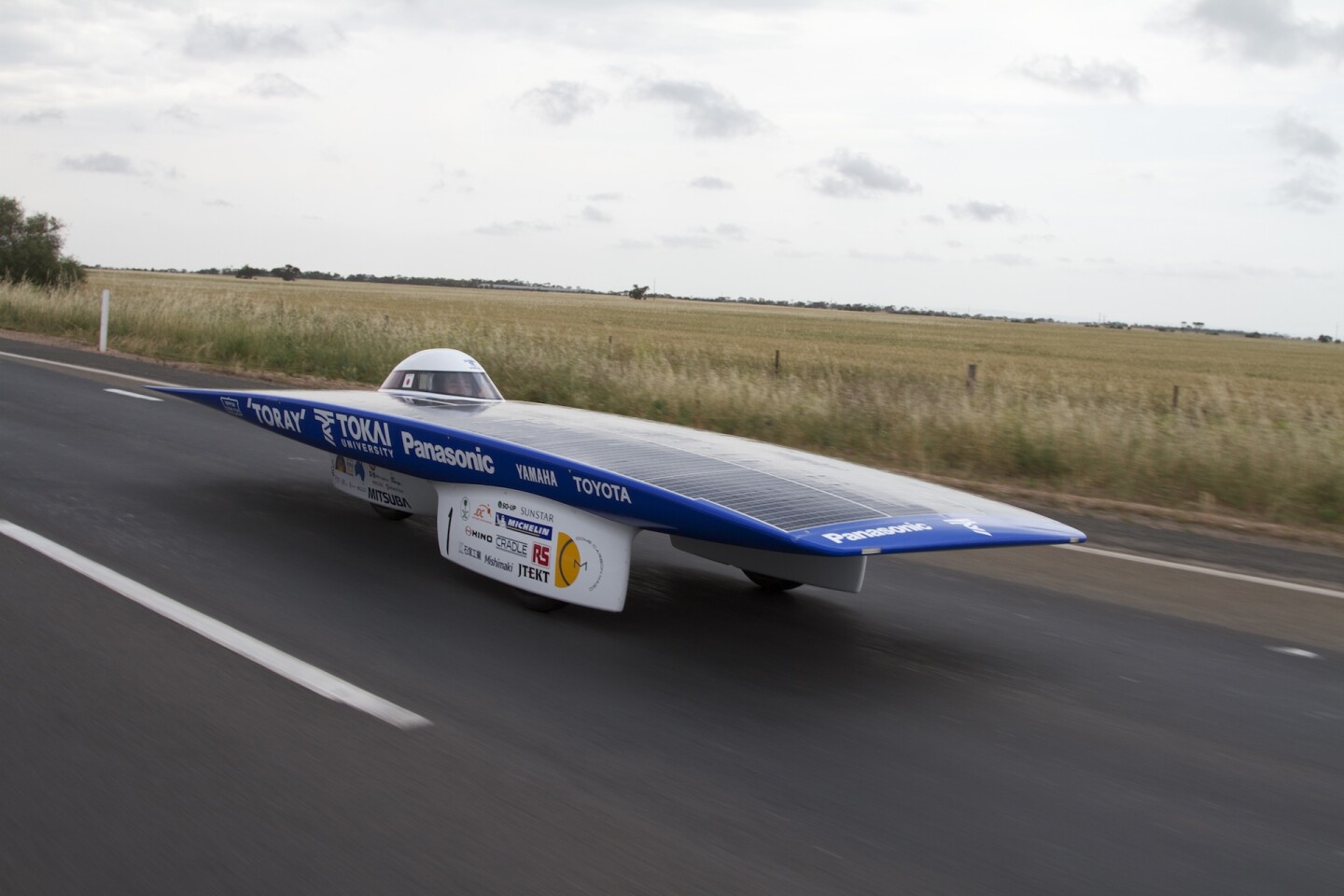 Team Tokai approaches the finish line in the 2011 World Solar Challenge (Photo: Gizmag.com)