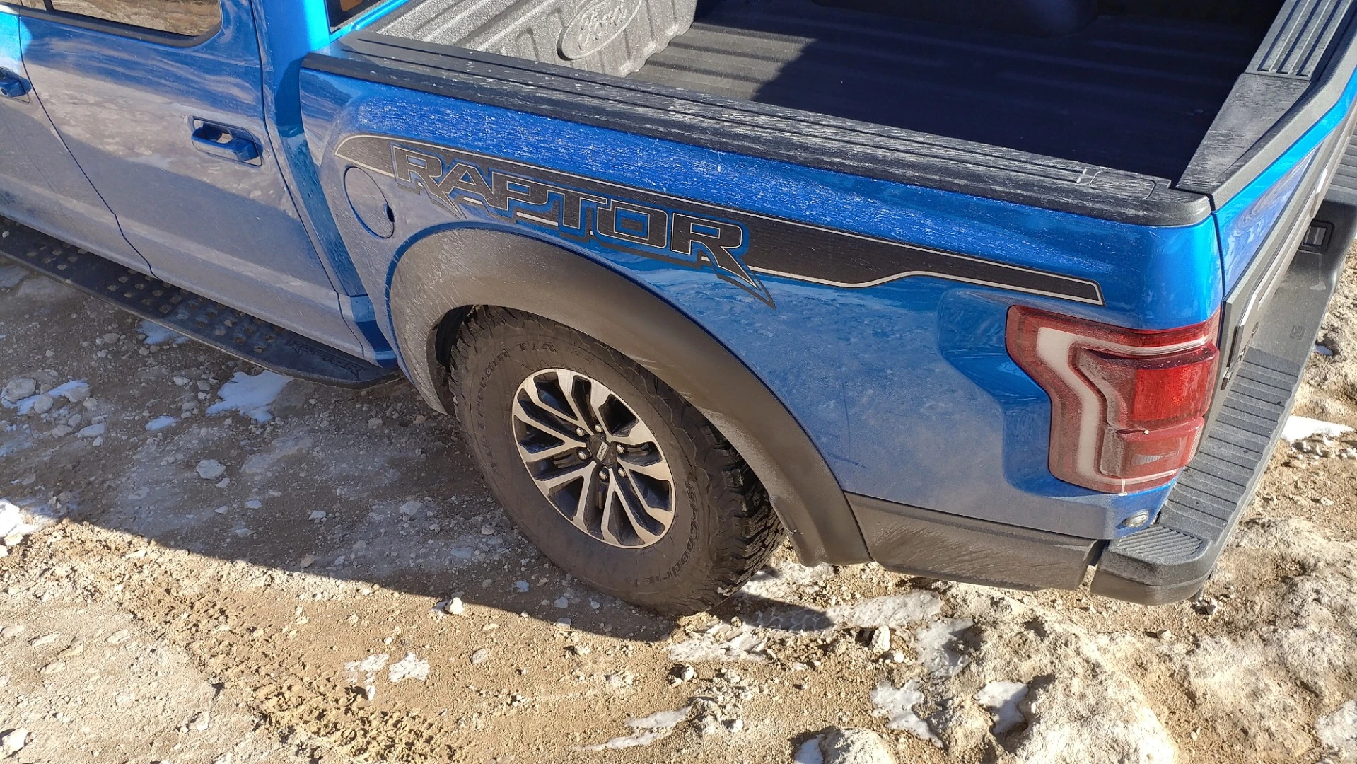 Conversely, the 2019 Ford Raptor's push for the counter suspension side is also very deep and strong