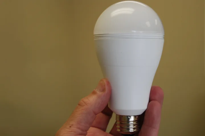 The SmartCharge LED lightbulb