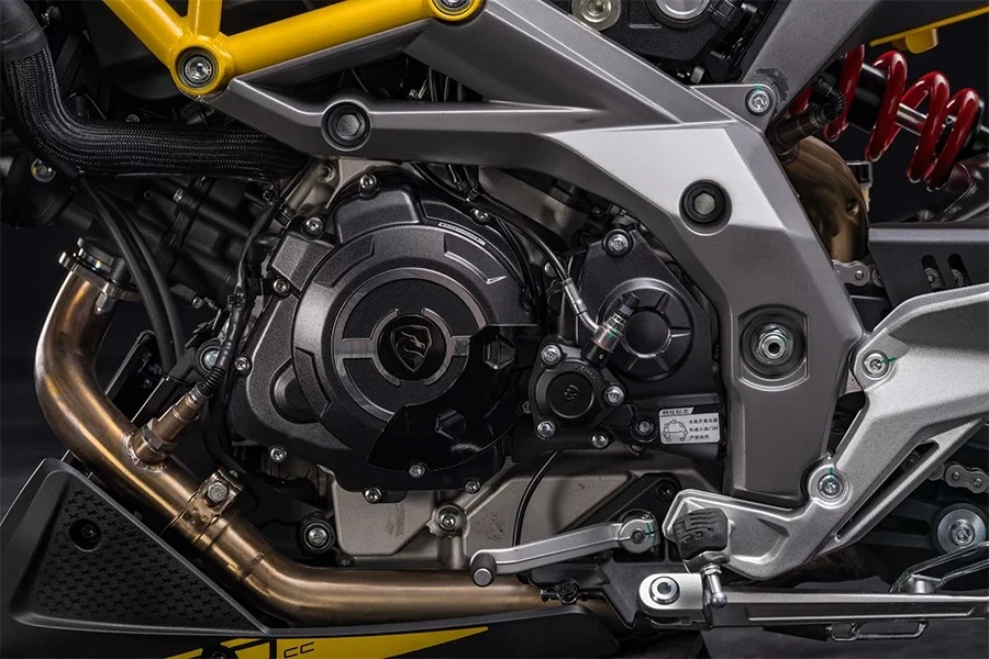 The RA1000 is based on Aprilia’s Shiver V-twin engine, and that’s thanks to Zongshen sharing a joint manufacturing venture with Piaggio, which owns Aprilia