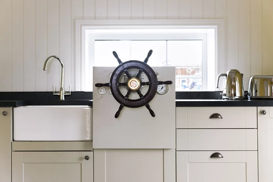 Although the Floating House is designed to appear as though it is self-propelled, it is actually towed by a tug boat