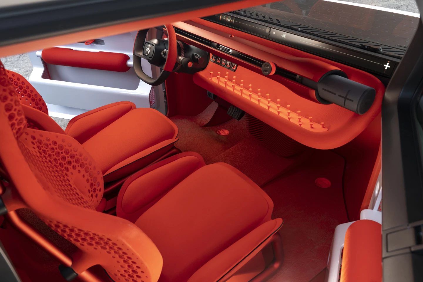 Citroën streamlines the dashboard into a simple, clean beam and places a storage shelf with flexible pegs below, keeping things like beverages or sunglasses in place