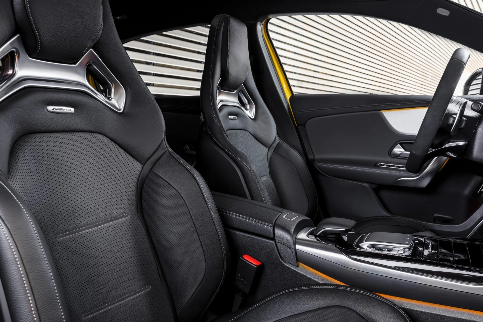 Mercedes-AMG A 35 4Matic: sporty interior