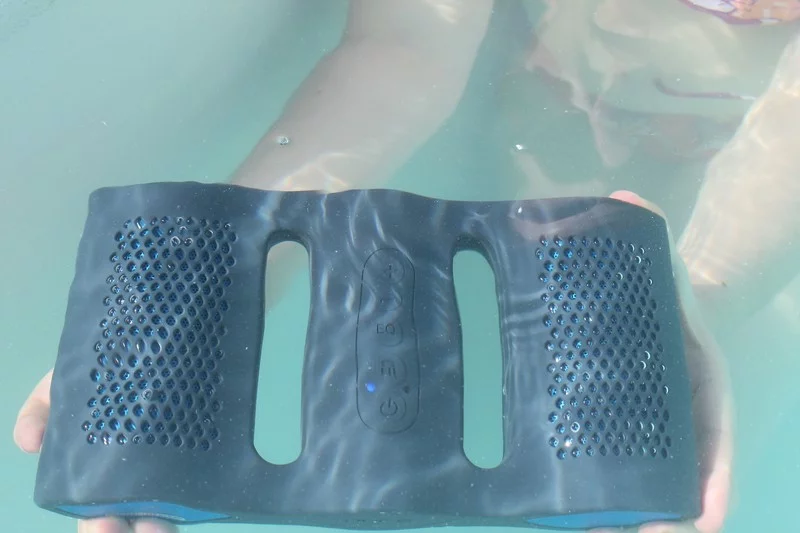 Submersible for up to 30 minutes in a meter of water (Photo: Eric Mack/Gizmag)