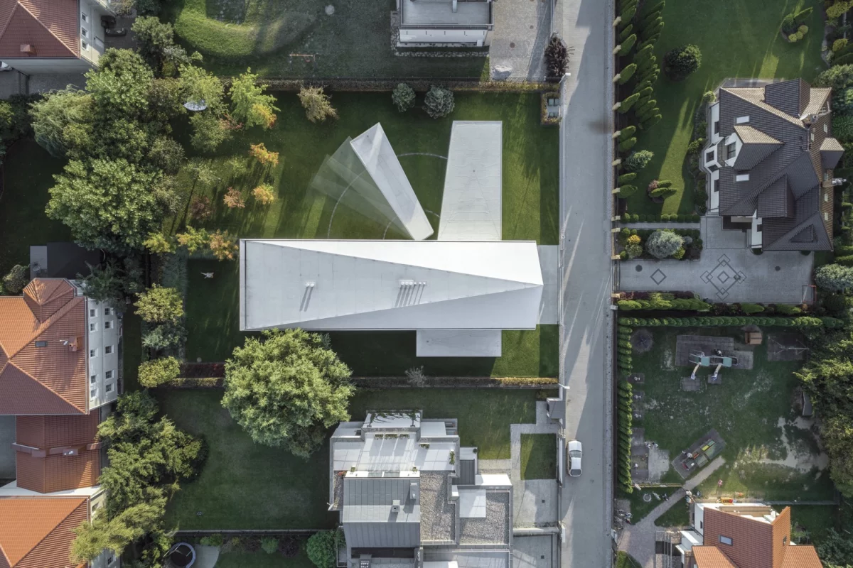 Quadrant House's moving terrace travels between its living room and spa