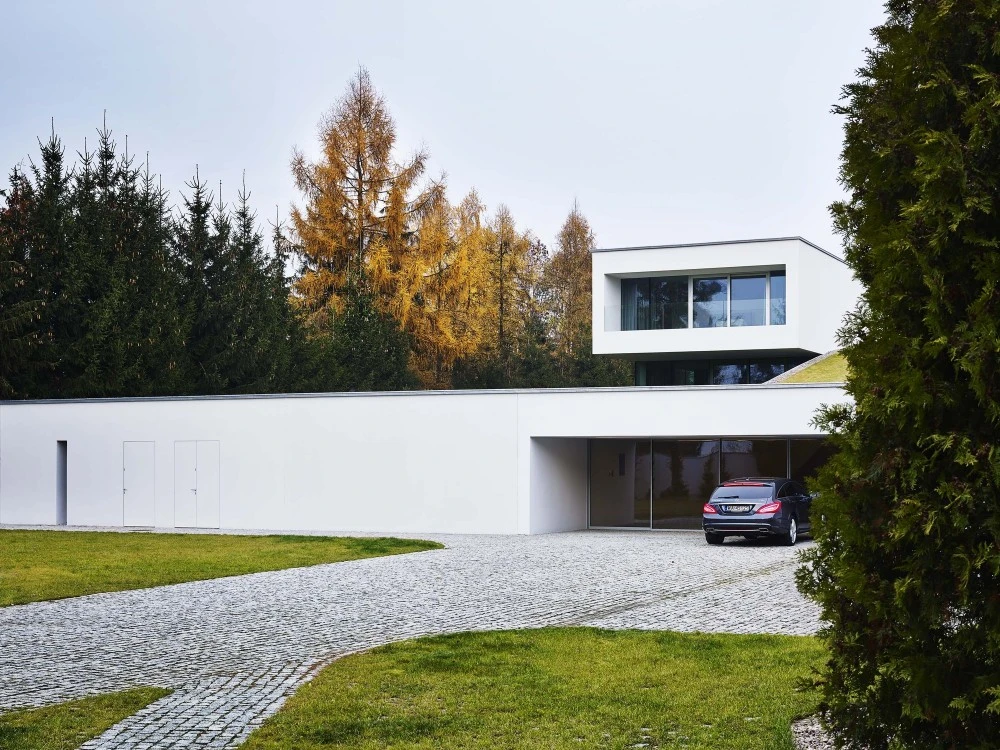 Autofamily House's driveway is set upon a level plot and gradually turns into a tunnel (Photo: Juliusz Sokołowski)