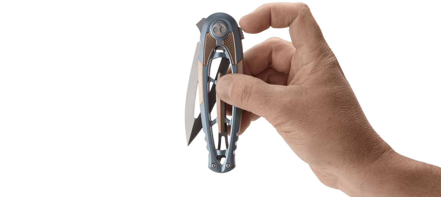 The Hirin's blade can be opened with a single finger