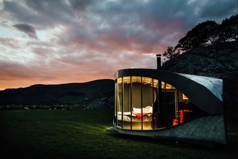 The dwelling is built with a timber frame, plywoodinterior, orientedstrand board (OSB),stainless steel exterior cladding, scorched Douglas fir wood, cedar,reclaimed slate tiles and sheep's wool for insulation