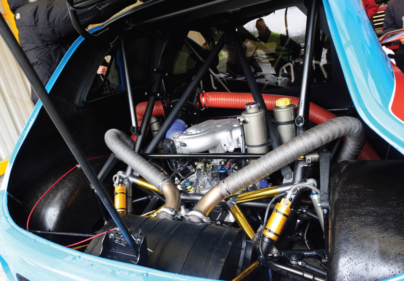 Mounted longitudinally ahead of the rear axle, the 3.5 liter V6 from the Megane Trophy Racer delivers 320 hp and 380 Nm (280 lb.ft) of torque to the back wheels