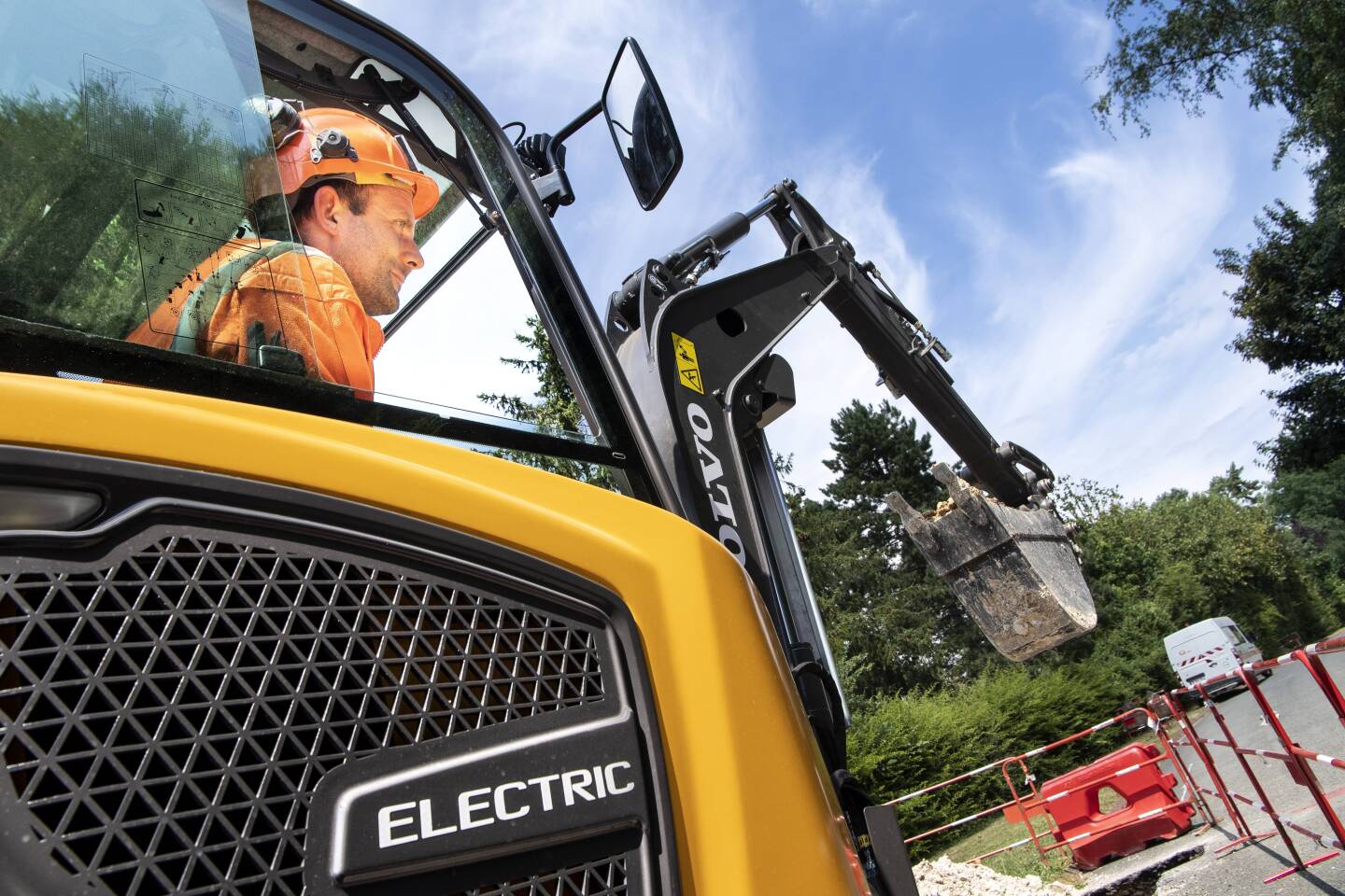 In pilot tests, the ECR25 Electric was found to work just as well as diesel counterparts, but is quieter and cleaner