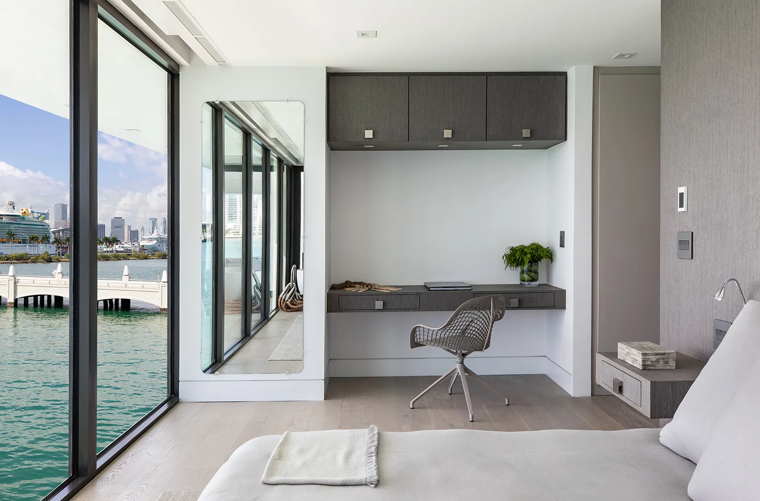 The interior design of the Arkup #1 model pictured was handled by Brazil's Artefacto