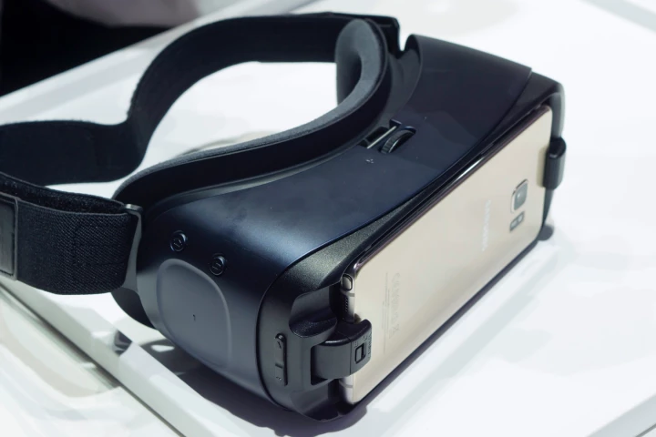 New Atlas goes hands-on with the slightly updated late 2016 Gear VR