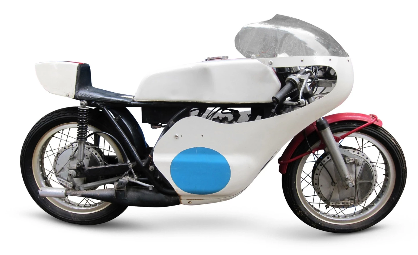 An early (1975) Yamaha TZ350 water-cooled racer once owned by Brian Verral fetched £12,650 (US$15,384).